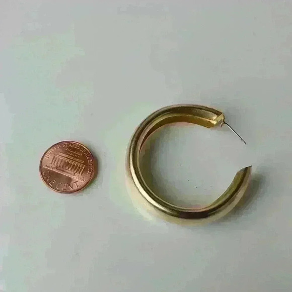 Gold tone earrings - Picture 11 of 14